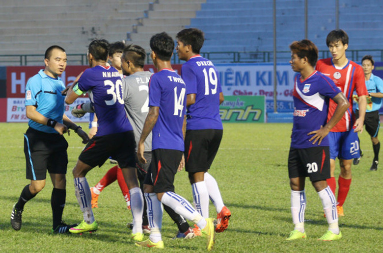 Trọng t&agrave;i Ph&ugrave;ng Đ&igrave;nh Dũng bị cầu thủ Sanna Kh&aacute;nh H