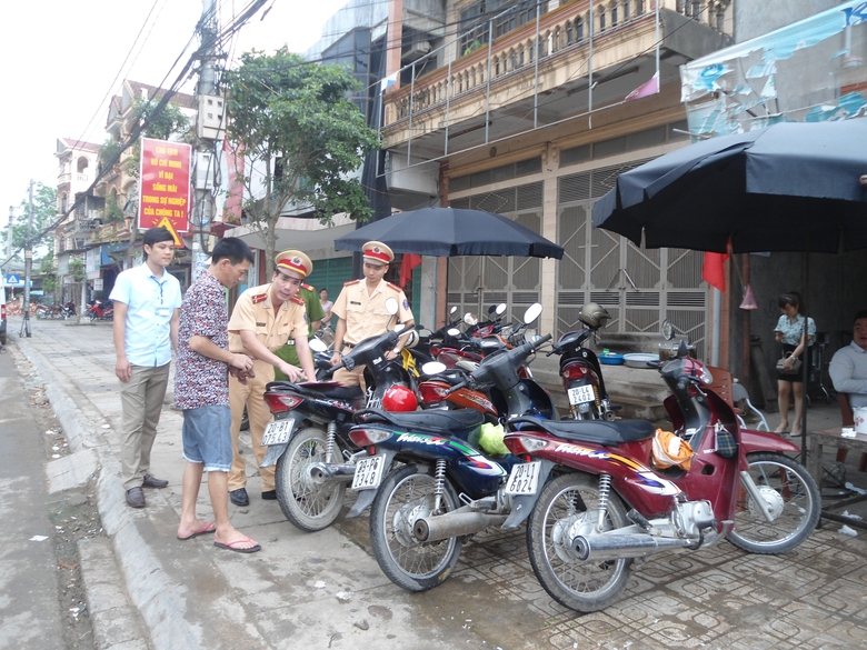 Tổ c&ocirc;ng t&aacute;c Ban ATGT huyện Đồng Hỷ nhắc nhở, tuy&ecirc;n