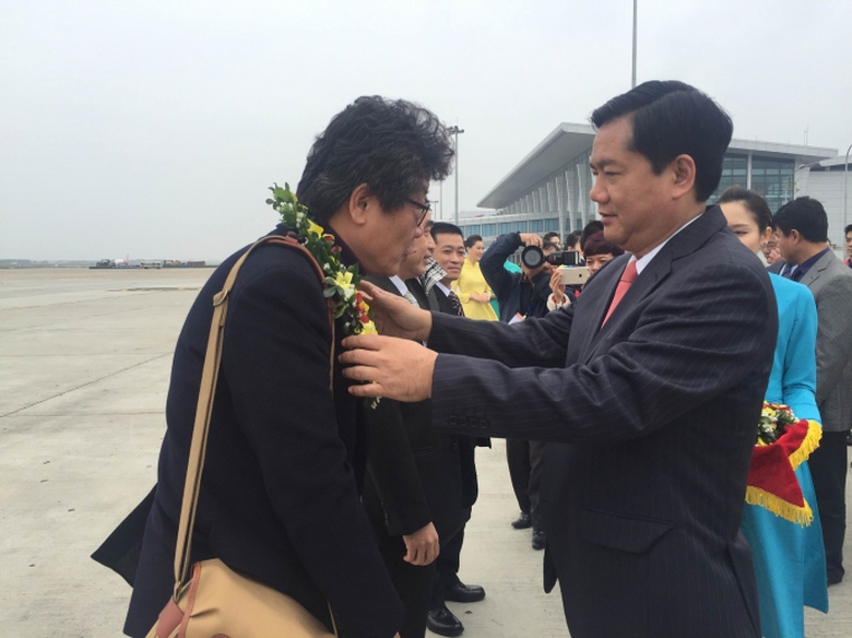 Bo truong Dinh La Thang trao hoa cho hanh khach ma