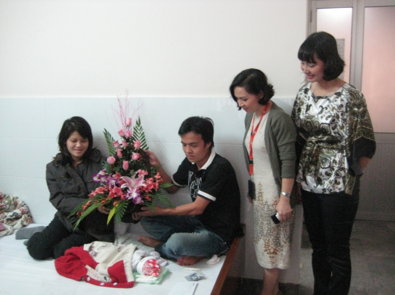 Đại diện Jetstar Pacific thăm v&agrave; tặng hoa c