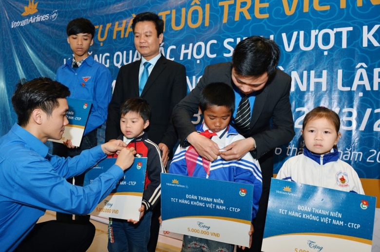 7. Tặng huy hiệu đoàn và sổ tiết kiệm 