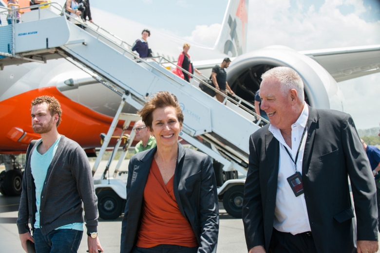 Hành khách trên chuyến bay quốc tế của J