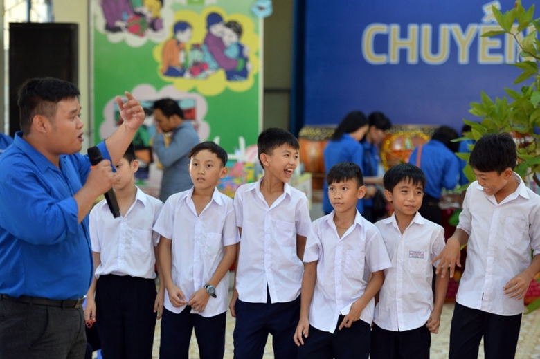 Cac em lang Hy Vong thich thu voi cac tro choi tea