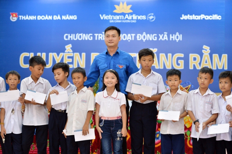 Dai dien VNA tang qua cac em thieu nhi Lang Hy Von