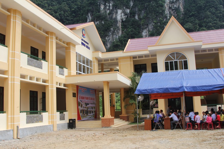 Anh 2 - Trường học được x&acirc;y dựng khang t