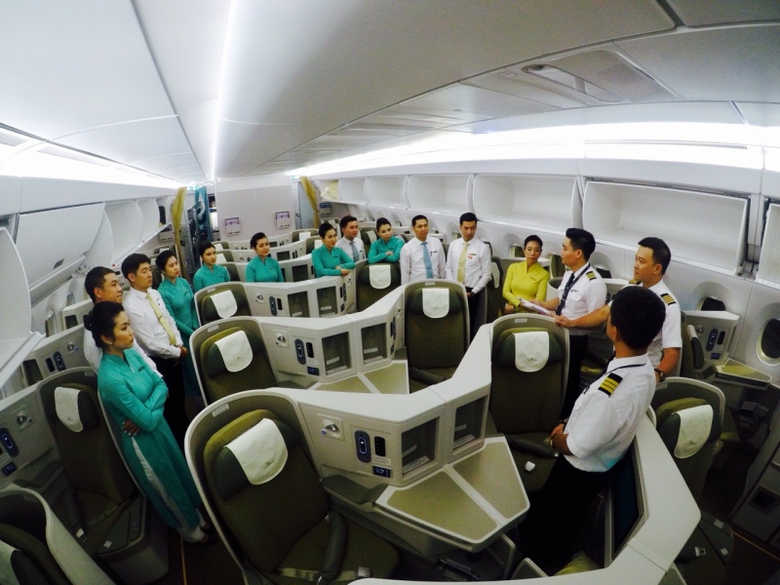 Ảnh 1 - Phi hành đoàn Vietnam AIrlines họp tru