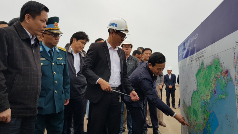 Bộ trưởng Nguyễn Văn Thể nghe nh&agrave; đầu