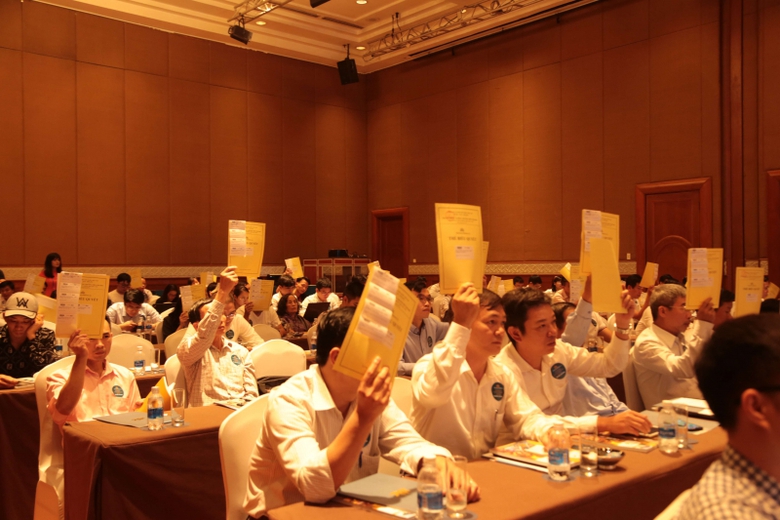 Anh 4 - Cac dai bieu bieu quyet tai Dai hoi_compre