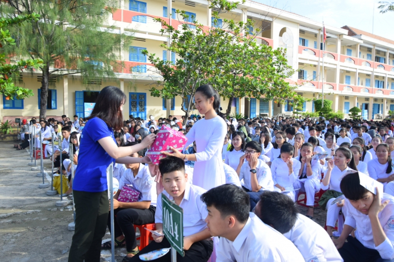 Tặng quà cho các em học sinh trả lời đúng
