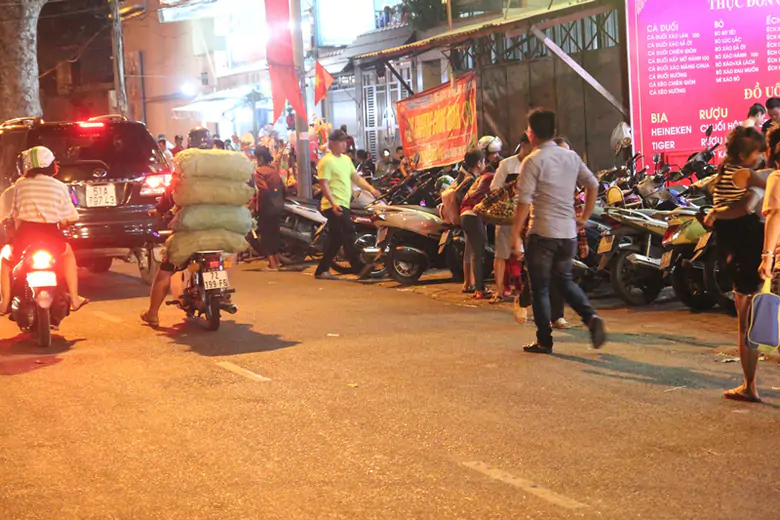 5. Một số quán ăn không còn chỗ giữ xe