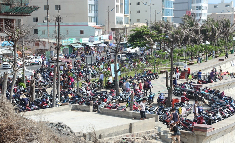 7. Bãi giữ xe máy gần như kín chỗ