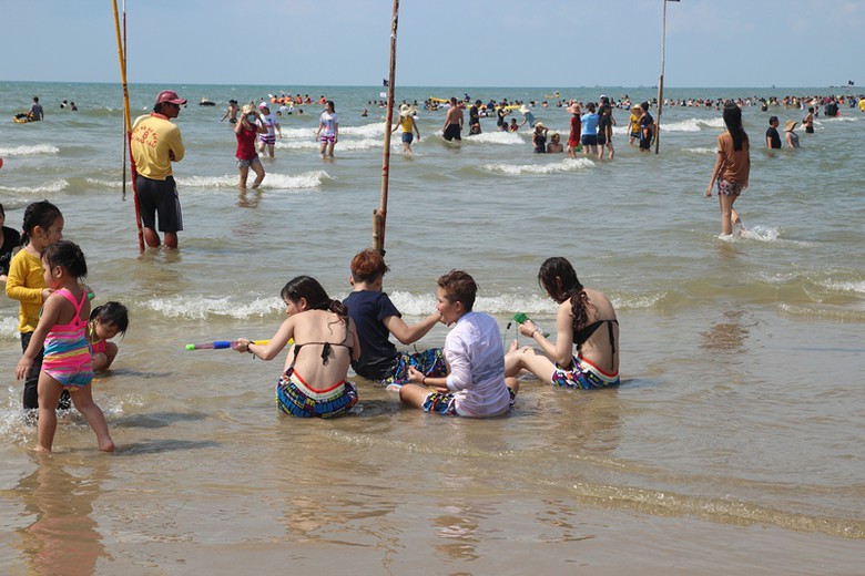 16. ... đã trở thành bãi cờ đen, báo hiệu nước cuố