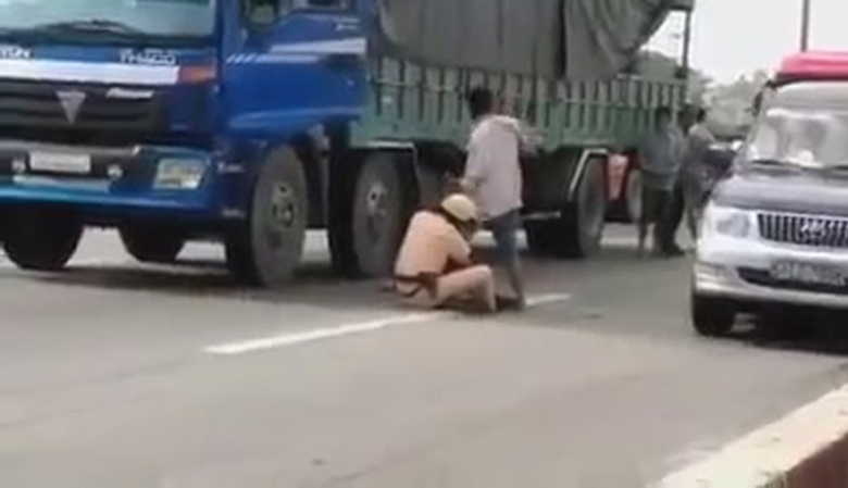 Cảnh s&aacute;t giao th&ocirc;ng &ocirc;m ch&acirc;n t&agrave;i xế[16-14-52]