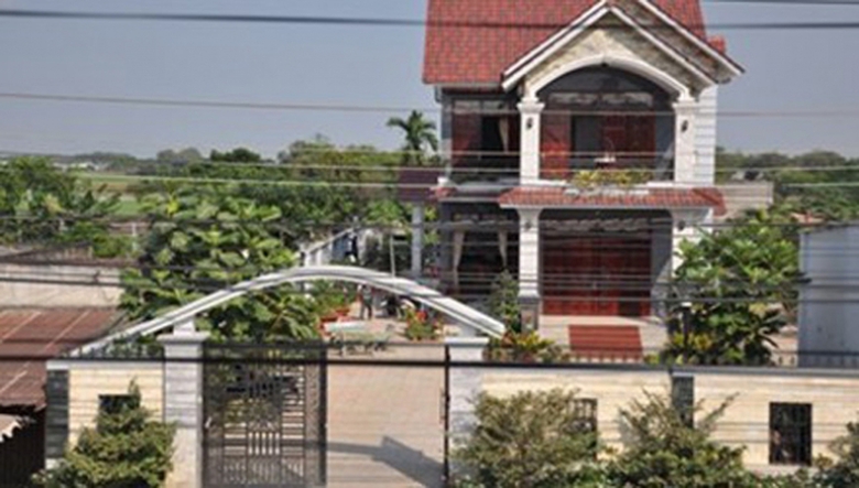 no-sung-nha-bi-thu-huyen-uy