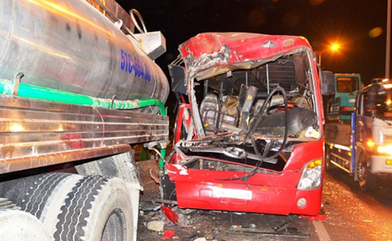 xe-khac-tong-xe-bon-11-nguoi-thuong-vong