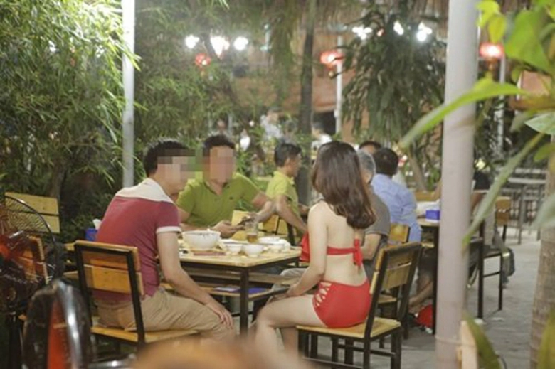 nu-nhan-vien-bikini-1