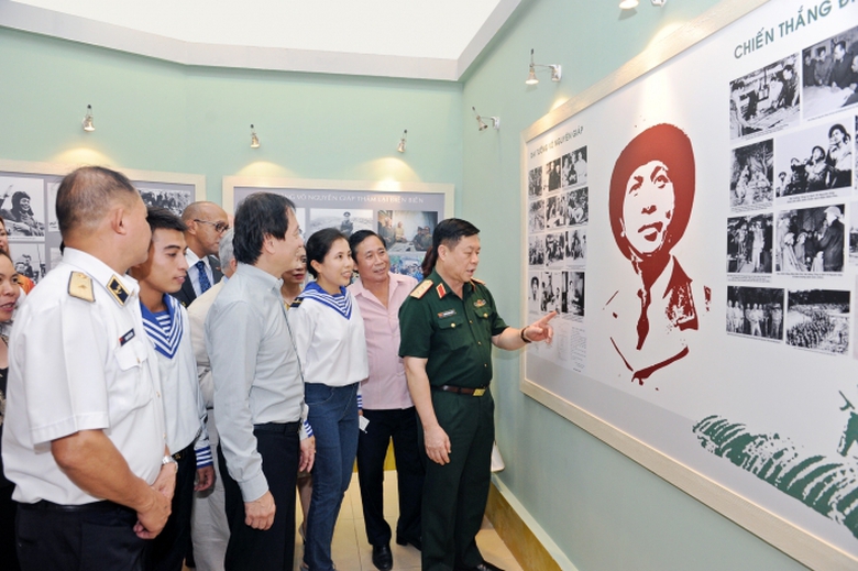 Cac dai bieu tham trien lam 03