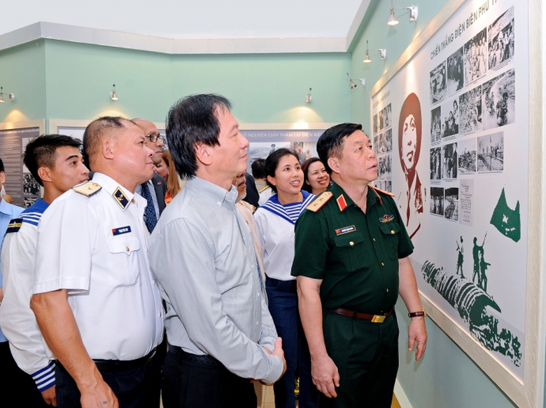 Cac dai bieu tham trien lam 04