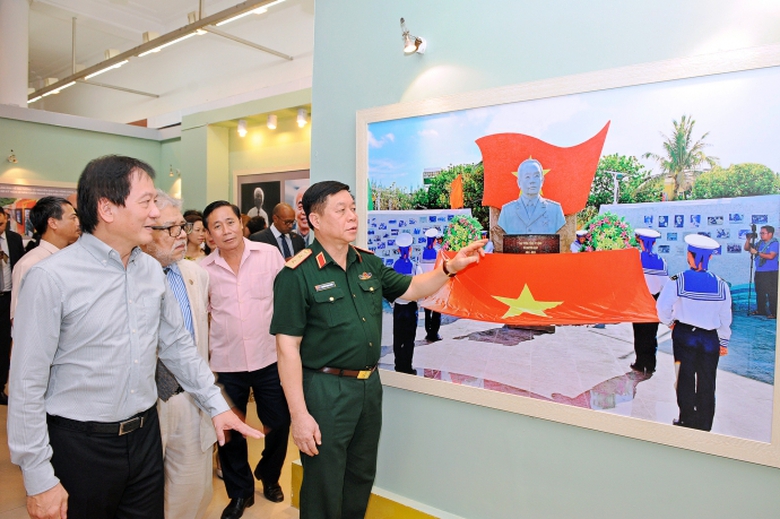 Cac dai bieu tham trien lam 05