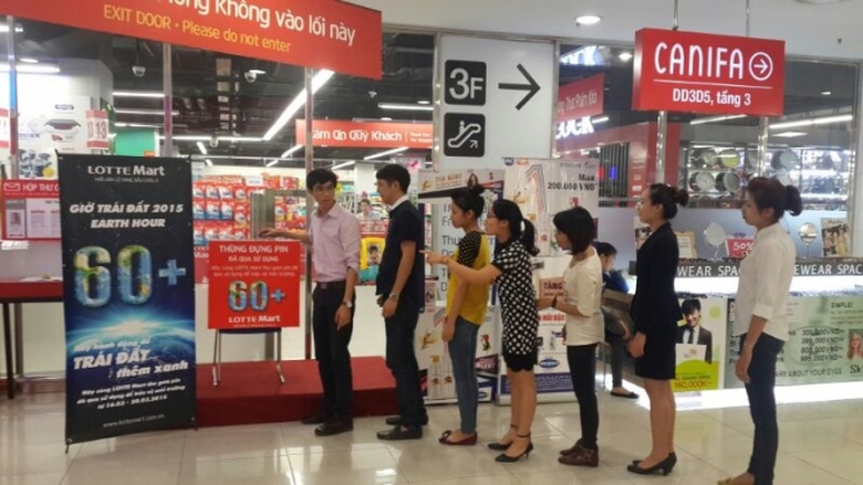 Tranh thu gio nghi trua nhan vien LOTTE Mart gop p
