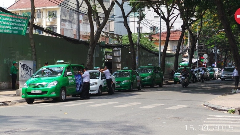 10h30 s&aacute;ng taxi đậu lấn đường Huỳnh Th&uacute;c Kh&aacute;ng đ&oacute;n