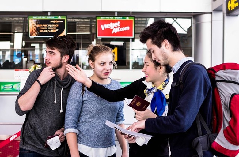 Nh&acirc;n vi&ecirc;n SAGS với nụ cười tươi xinh đang hướng dẫ