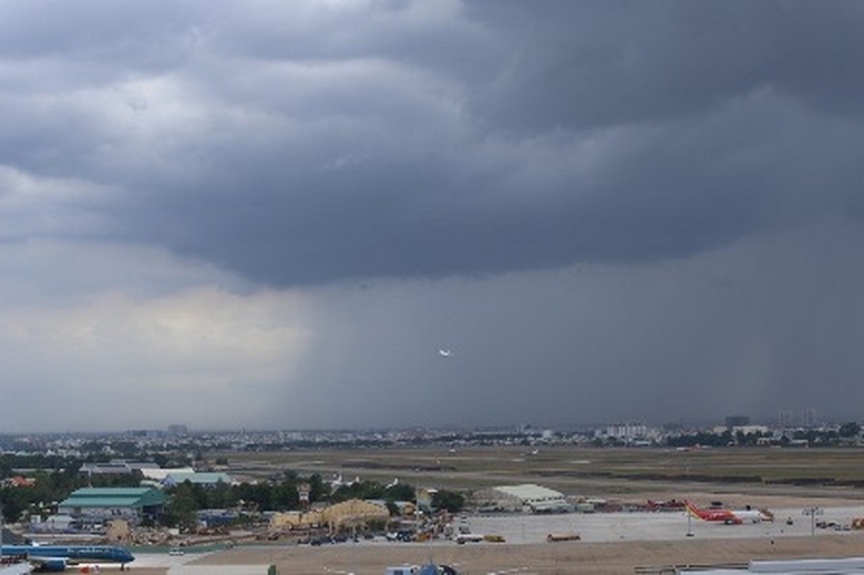 Mưa to gi&oacute; lớn ở s&acirc;n bay TSN