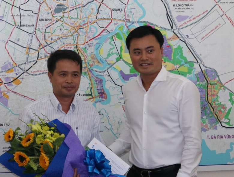 &Ocirc;ng B&ugrave;i Xu&acirc;n Cường, Gi&aacute;m đốc Sở GTVVT TP HCM trao 