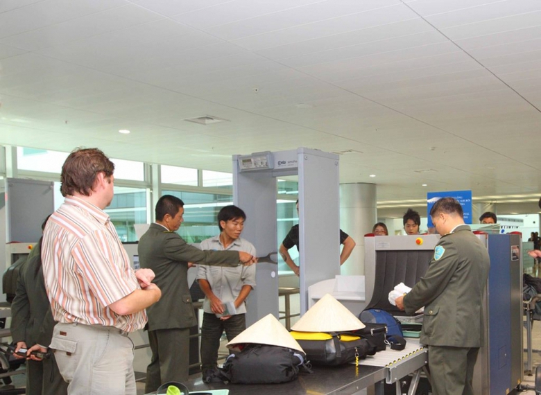 Kiểm tra soi chiếu an ninh tại Cảng HKQT T&acirc;n Sơn N