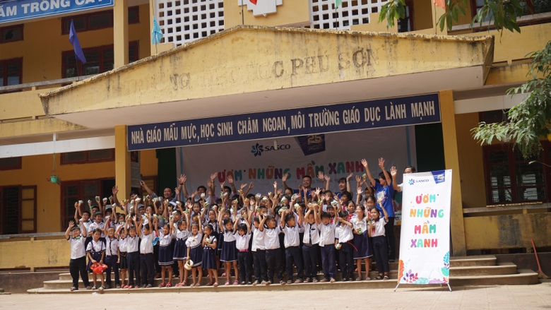 4. Trao hoc bong Trường Ph&uacute; Sơn_X&atilde; Ph&uacute; Sơn, Huyện 