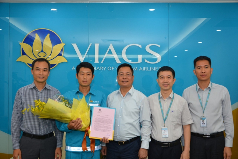Ban l&atilde;nh đạo VIAGS trao thư khen của Bộ trưởng Bộ 