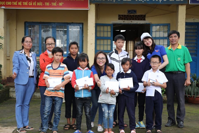 Đại diện SASCO v&agrave; Cảng H&agrave;ng kh&ocirc;ng Li&ecirc;n Khương trao