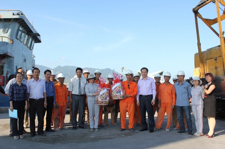 ảnh thăm c&ocirc;ng nh&acirc;n Vinalines