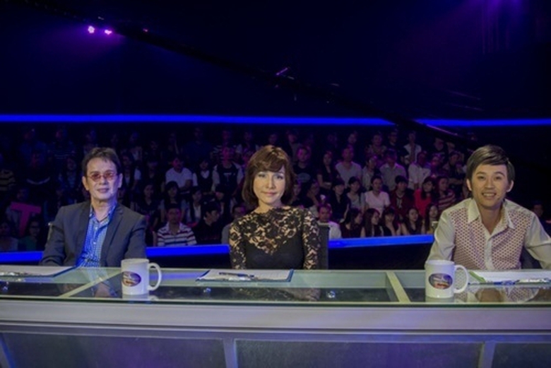 ban giam khao guong mat than quen