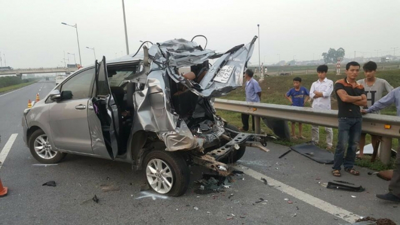 xe-innova-bi-dam-cao-toc-ha-noi-thai-nguyen