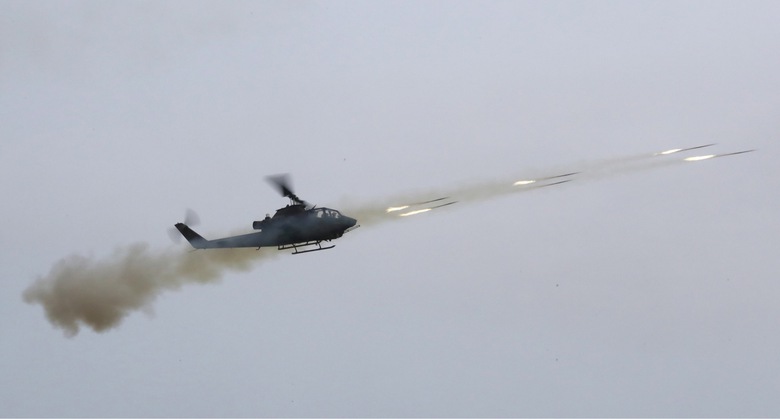 7-12 Truc Thang Apache phong ten lua khong doi kho