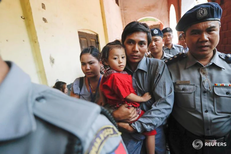 Hai ph&oacute;ng vi&ecirc;n Reuters tại Myanmar