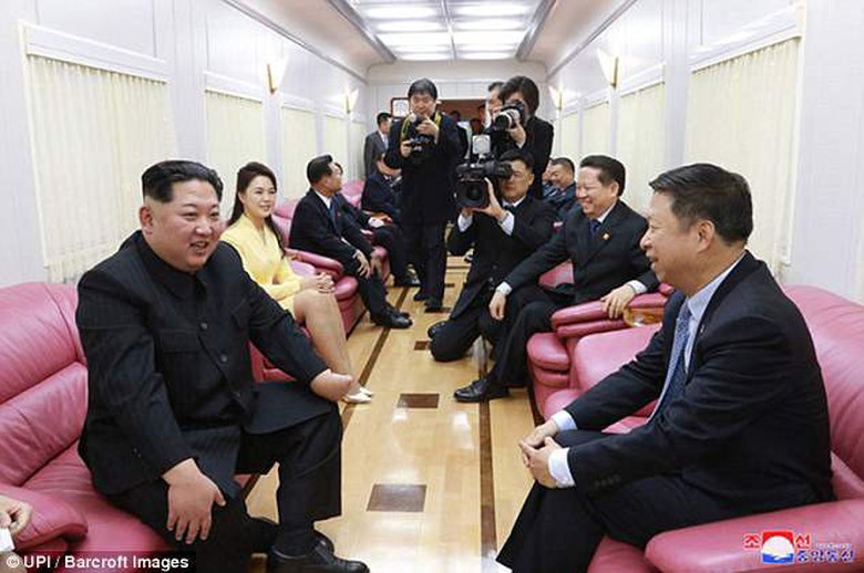 Kim tiếp quan chức Trung Quốc tr&ecirc;n t&agrave;u