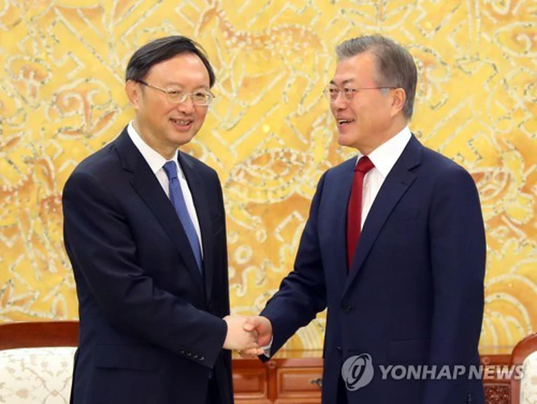 Tổng thống H&agrave;n Quốc bắt tay ph&aacute;i vi&ecirc;n Trung Quốc