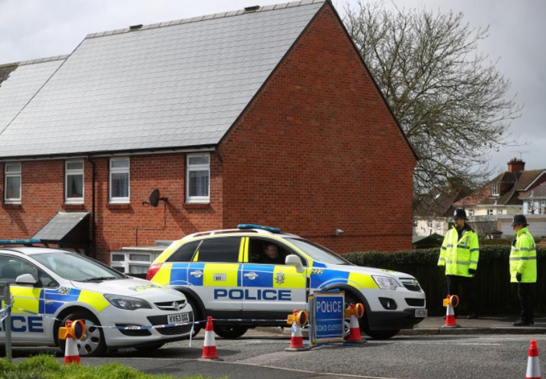 cảnh s&aacute;t Anh b&ecirc;n ngo&agrave;i nh&agrave; ri&ecirc;ng của