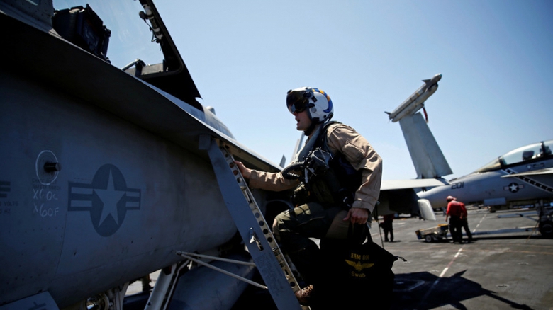 Phi c&ocirc;ng l&ecirc;n t&agrave;u khu trục USS Harry S. Truman