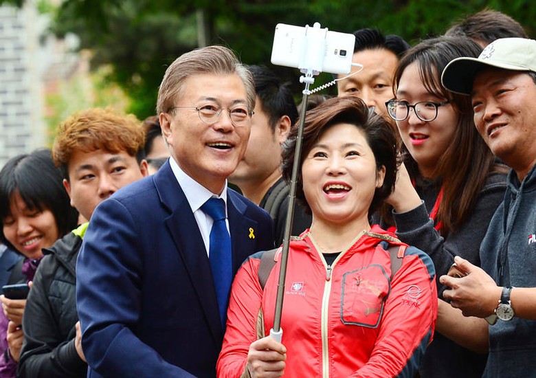 Tổng thống Moon chụp ảnh