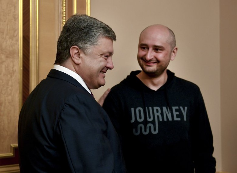 Tổng thống Ukraine Petro Poroshenko (tr&aacute;i) v&agrave; nh&agrave; 