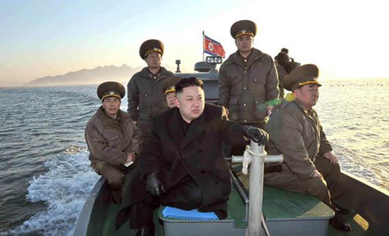 Kim Jong-un c&ugrave;ng với c&aacute;c quan chức quốc ph&ograve;ng Triề
