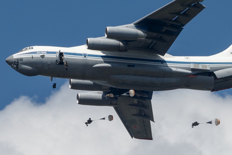 h&igrave;nh ảnh nhiều binh sĩ kh&aacute;c nhảy d&ugrave; từ m&aacute;y bay