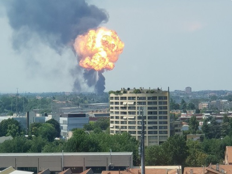 Nổ lớn ở s&acirc;n bay Italia