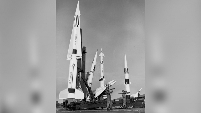 T&ecirc;n lửa đạn đạo Pershing của Mỹ sẵn s&agrave;ng để bắn tạ