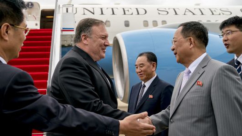 Kim Yong Choi v&agrave; Ri Yong.