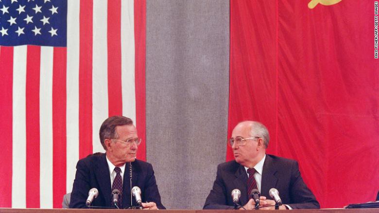 Bush v&agrave; Gorbachev họp b&aacute;o chung tai Moscow 7 1989