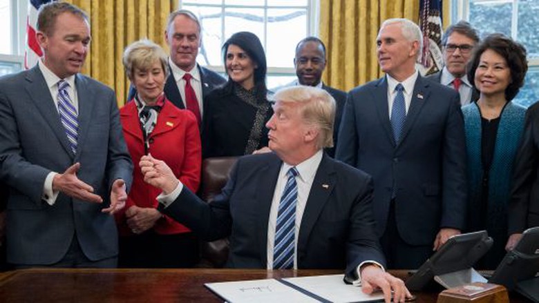 Trump đưa b&uacute;t cho Mick Mulvaney